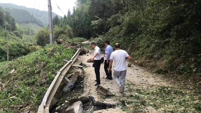 四川雅安市规模6.1地震4死14伤。（央视新闻）