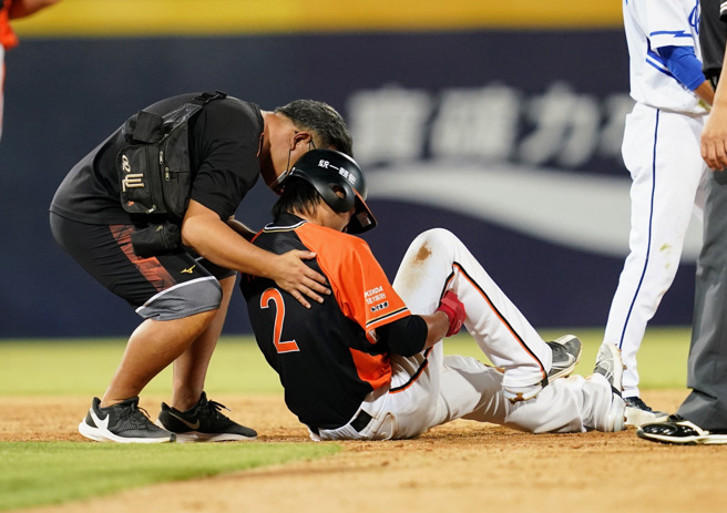 統一獅林子豪盜上二壘後不慎拉傷提前退場。（統一獅提供）