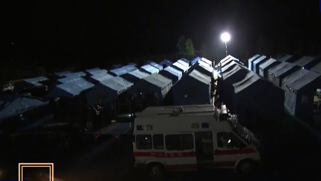 震央雅安市芦山县太平镇已经搭起临时帐棚安置灾民地震。（翻摄微博：央视新闻）