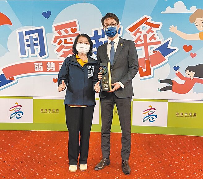 中壽攜手高雄市政府助弱勢家庭享有微型保險的保障，建立社會安全網堅實後盾。圖／中壽提供