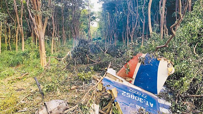 空軍一架AT-3教練機5月31日上午在高雄岡山基地起飛執行訓練任務時墜毀，駕駛飛官徐大鈞少尉尋獲但不幸殉職。圖為搜救人員於岡山區田厝一路附近發現機體殘骸。（中央社）
