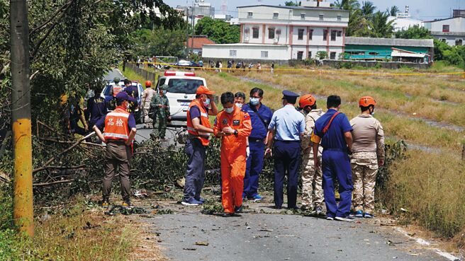高雄空軍官校一架AT-3教練機5月31日上午8時3分起飛，8時8分光點突然消失墜機，失事地點在高雄市岡山區，救護人員趕到時，少尉飛官徐大鈞已殉職。圖為國軍在岡山區田厝一路現場拉起封鎖線搜救善後。（中央社）