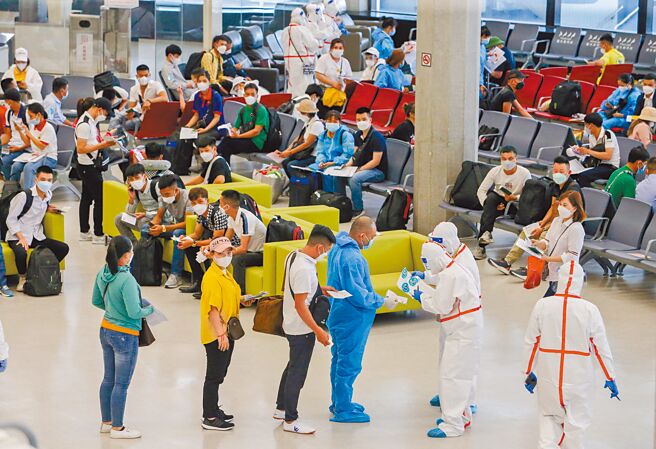 无党籍立委高金素梅日前质疑防疫及纾困振兴特别预算中，卫福部用于採购防护面罩就花掉64亿元。图为桃机「落地鼻咽採检」专案政策，自6月1日起取消，回归全数旅客抵台时于机场进行「唾液採检」。（陈麒全摄）