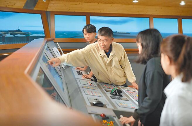 海洋大学推出学士后培育方案，让社会人士取得航海人员测验资格，有机会获得年薪百万元的工作。（海洋大学提供／张志康基隆传真）