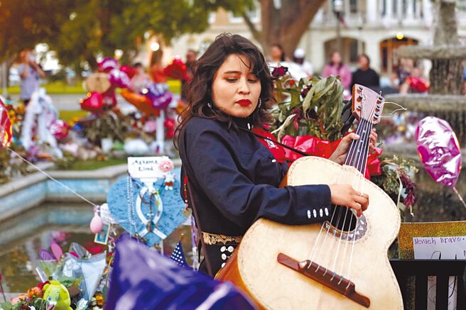 5月30日，在美國得克薩斯州南部尤瓦爾迪市的城市廣場，人們悼念槍擊事件遇害者。（新華社）