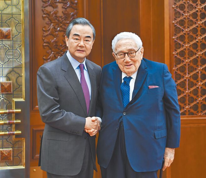 大陸外長王毅在「季辛吉與中美關係」研討會上發表視訊致詞，表示中美關係不能再惡化下去。圖為王毅（左）2019年與訪華的季辛吉合影。（新華社）