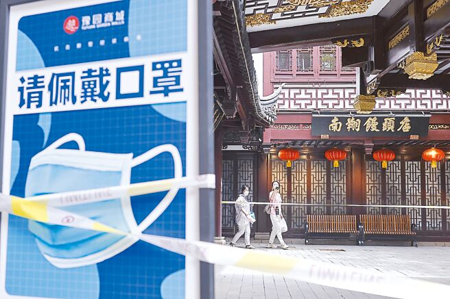 5月28日，上海豫園商城恢複實體營業，通過線下外賣以及線上購買、現場提貨的方式，迎接重新回歸店面的市民。（中新社）
