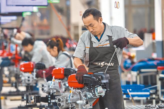 大陆5月制造业採购经理指数（PMI）、非制造业商务活动指数和综合PMI产出指数同步回升，分别为49.6％、47.8％和48.4％，虽低于临界点（景气收缩），但已明显高于上月2.2、5.9和5.7个百分点。图为重庆工人在生产线上组装小型农用机械。（新华社）