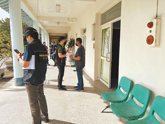 中寮鄉發生凶殺命案，莊姓死者的父親（右）到殯儀館認屍。（民眾提供／廖志晃南投傳真）