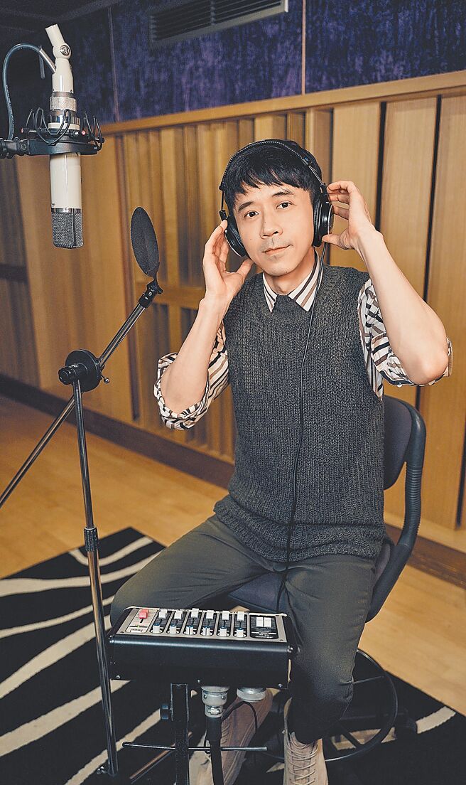 光良近来忙筹备新歌，日前进录音室配唱。（星娱音乐提供）