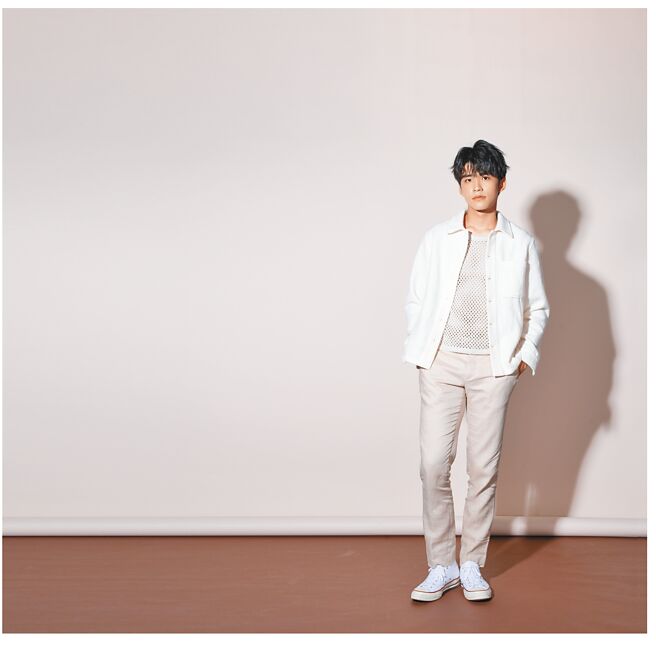 王品澔近期因《全明星运动会3》、《全明星观察中2》等综艺节目的表现，圈粉无数。（照片／伊林娱乐‧服装／SANDRO）