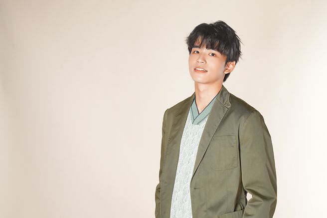 王品澔曾以自身经验鼓励好友勇敢追梦，此次担任伊林璀璨之星大使前进校园分享追梦歷程。（照片／伊林娱乐‧服装／SISLEY）