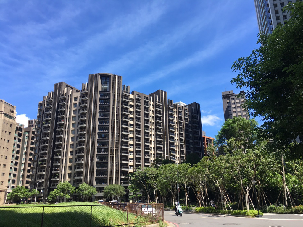 4樓價格普遍比均價來得更低，其中台北市價差最大，每坪可以便宜5萬元。(圖/樂屋網提供)