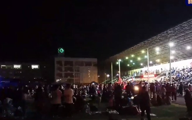 四川雅安地牛翻身，入夜后芦山县太平镇太平中学搭棚安置学生及当地居民。（翻摄微博：央视新闻）