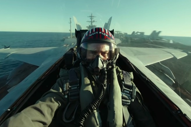 美国五角大厦动员了至少5座海军航空兵基地与2艘航空母舰协助拍摄，并为演员安排前往海军航空兵学校实际学习体验驾驶战机飞行。（图／《捍卫战士2》剧照）