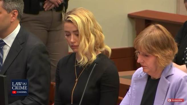 安柏赫德在听宣判结果时，表情看起来相当悲戚。（摘自YouTube）