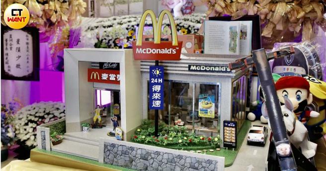 孟孟灵堂满是他最喜欢的玩具，纸扎的麦当劳还有他的可爱身影，显示家人对他的深爱与不舍。（图／林士杰摄）