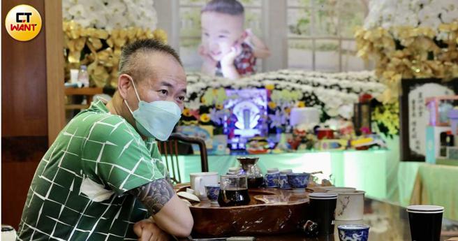 孟孟的大伯期盼行政院长苏贞昌或卫福部长陈时中能来灵堂致意，倾听家属最悲痛的心声。（图／林士杰摄）