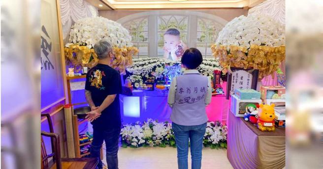 新北市议员李翁月娥亲自到孟孟灵堂致意，流下不舍的眼泪，希望政府能尽早让所有孩子都打到疫苗。（图／翻摄李翁月娥脸书）