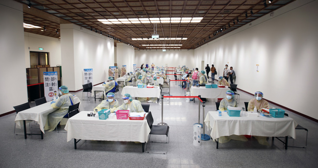 中正纪念堂儿童BNT疫苗接种站1日启用，除了网路预约也开放现场随到随打，不过接种站上午并未出现排队人潮。（资料照/范扬光摄）