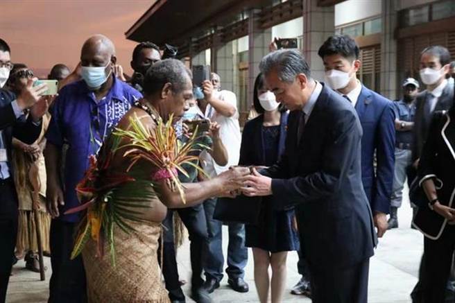 王毅訪萬那杜與總理拉夫曼等內閣集體會談促南太合作機制。圖為萬那杜大酋長為中國代表團舉行美拉尼西亞民族特色傳統歡迎儀式。（中國外交部網站）