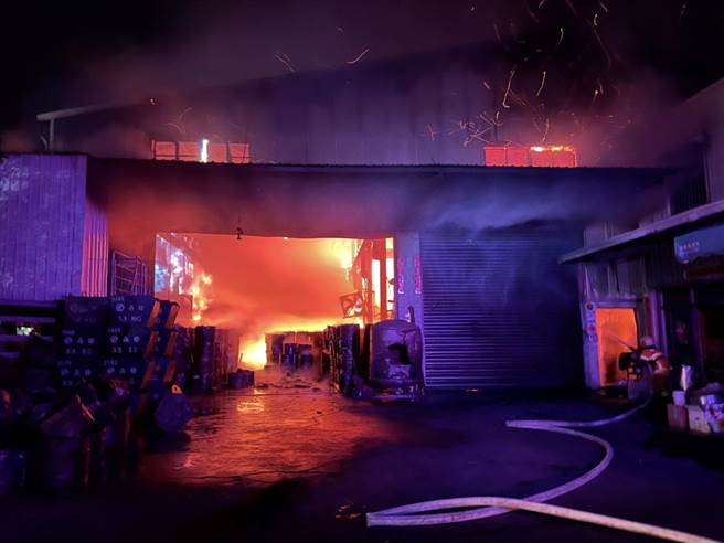 阿莲区玉库里一间螺丝工厂今天凌晨1时传出火警 ，由于火舌不断从窗户窜出，浓烟窜天，烈焰甚至照亮漆黑的夜晚，警消到场后随即布设水线灌救，所幸无人受困。(高雄市消防局提供／林雅惠传真)