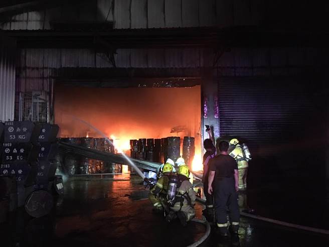 阿莲区玉库里一间螺丝工厂今天凌晨1时传出火警 ，由于火舌不断从窗户窜出，浓烟窜天，烈焰甚至照亮漆黑的夜晚，警消到场后随即布设水线灌救，所幸无人受困。(高雄市消防局提供／林雅惠传真)