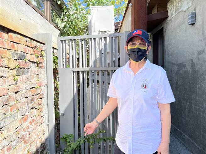 市议员锺淑英指出，将军村开放图书资讯园区，多项设施设计错误，且与眷村文化连结低，根本是「类眷村」。（王惠慧摄）