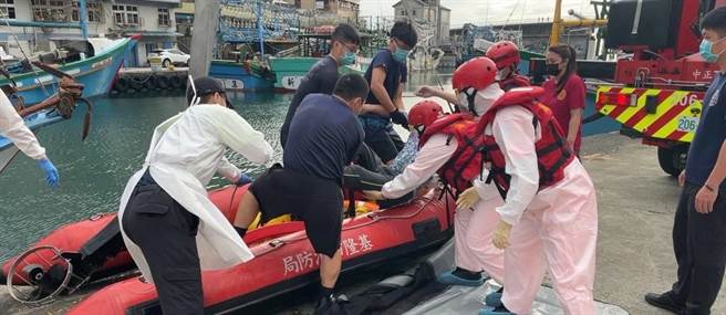 基隆市潮境公园近岸有一具男浮尸。（翻摄照片／陈彩玲基隆传真）