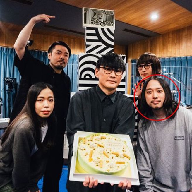 岩寺基晴（红圈者）是知名连锁温泉饭店少东，没有继承家业踏入乐坛，走红被控诉背妻出轨。（图／翻摄自推特／Sakanaction）