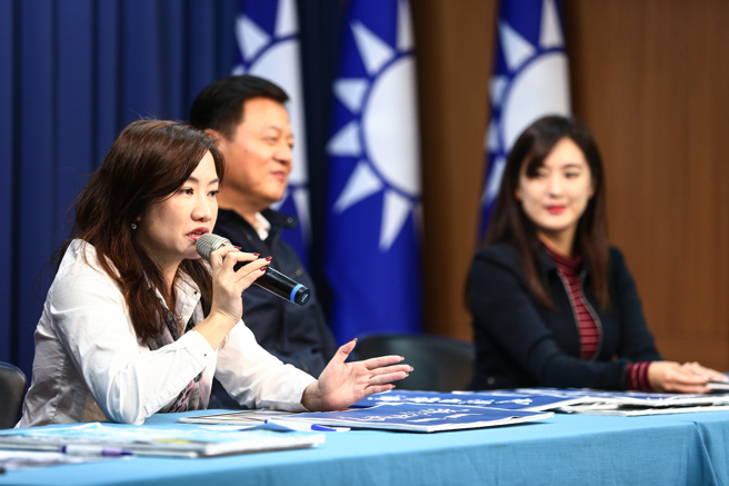 高雄市前新闻局长王浅秋（左）。(资料照/邓博仁摄）