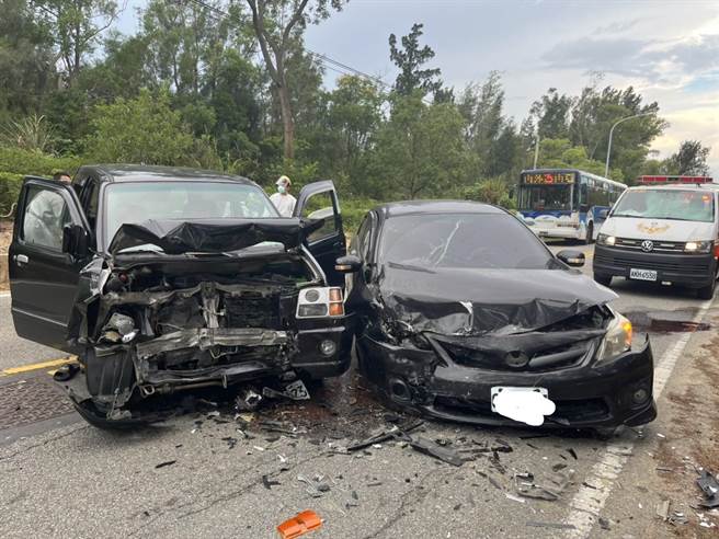 金门鹊山圆环附近昨天下午就发生2辆自小客车对撞，不但车头严重毁损，还造成3人受伤的事故。（警方提供）