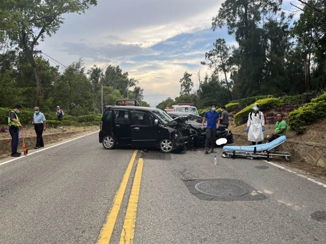 警方提醒，行车要谨守双黄线严禁超越的规定。（警方提供）