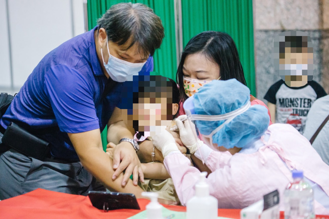 新北市板橋車站開設兒童大型接種站，提供5至11歲兒童施打疫苗。（郭吉銓攝）