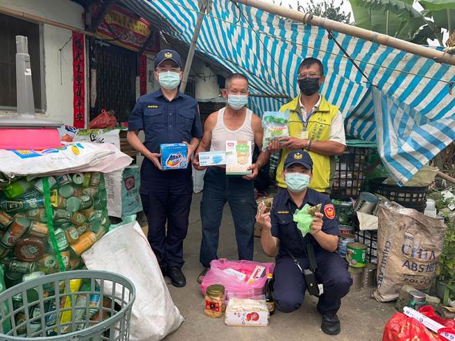 明天就是端午佳节，东势分局茅埔派出所长刘国富等，关心辖区生活困顿家庭及独居长者，特前往发放关怀慰问物资，让长者可平安健康过好节。（警方提供）