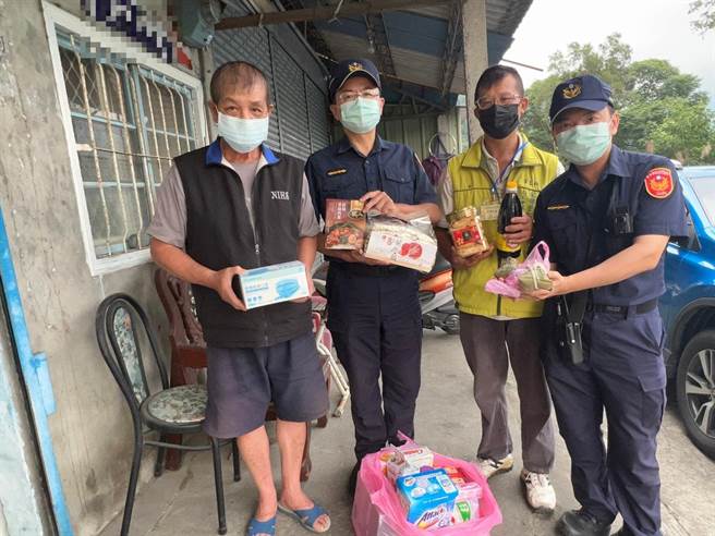 明天就是端午佳节，东势分局茅埔派出所长刘国富等，关心辖区生活困顿家庭及独居长者，特前往发放关怀慰问物资，让长者可平安健康过好节。（警方提供）