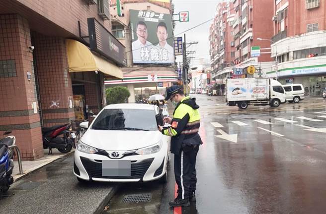 警方強調，嚴禁於道路紅線違停、併排停車，以保持路口淨空。（警方提供／陳世宗台中傳真）