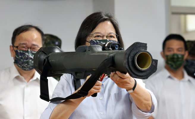 端午节前夕蔡英文总统2日前往下湖西营区，慰勉海军陆战队官兵，蔡英文参观武器装备时好奇地拿起国造红隼反装甲火箭试瞄。（范扬光摄）