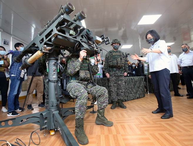 端午节前夕蔡英文总统（右）2日前往下湖西营区慰勉海军陆战队官兵，并参观双联装刺针防空飞弹。（范扬光摄）