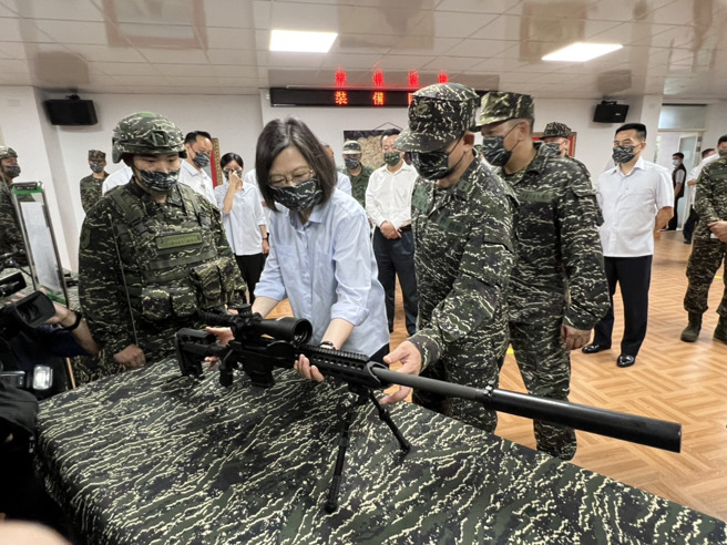 蔡总统检视国军军备局205厂生产的T108轻型狙击枪。（曾薏苹摄）
