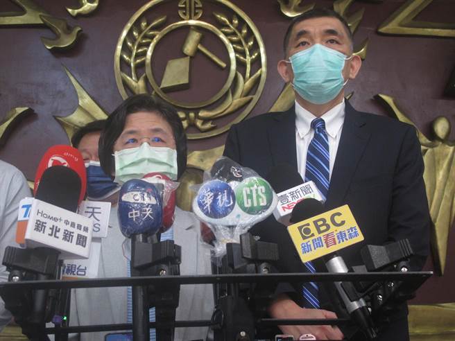 新北市衛生局長陳潤秋與消防局長黃德清表示，新北今早已雙掛號寄出資料。（陳慰慈攝）