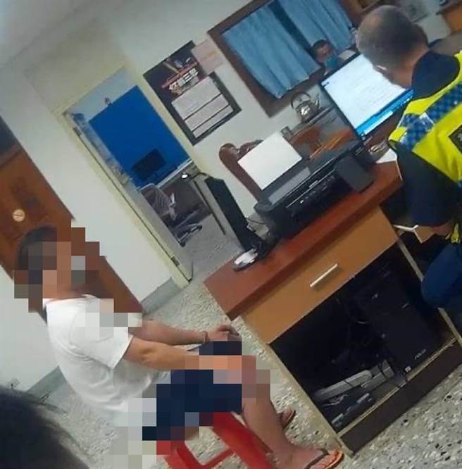 台南黃姓男子把車停在鄉間偏僻路邊抽k菸，車子關燈引擎未熄火，反引起巡邏員警注意。（讀者提供／劉秀芬台南傳真）