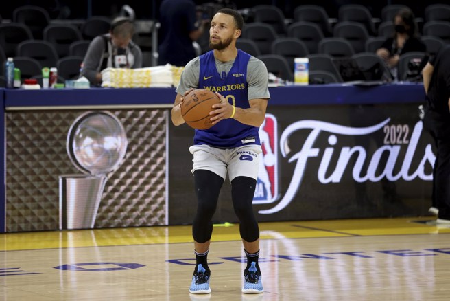 柯瑞在今天训练时认真练投模样。(美联社)