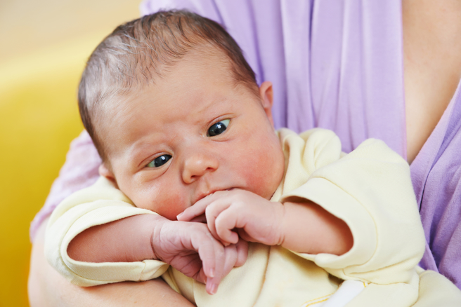 孩子輕症轉重症有6大徵兆 鬥雞眼、胡言亂語是大警訊。(示意圖 非新聞當事人/ Shutterstock)