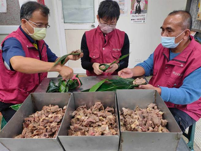 社團法人台灣浪浪驛站動物緊急救援協會近期與新北市三芝動物之家合作，與獸醫、動保員們特製100份鮮肉粽，幫浪浪補充營養。（動保處提供）