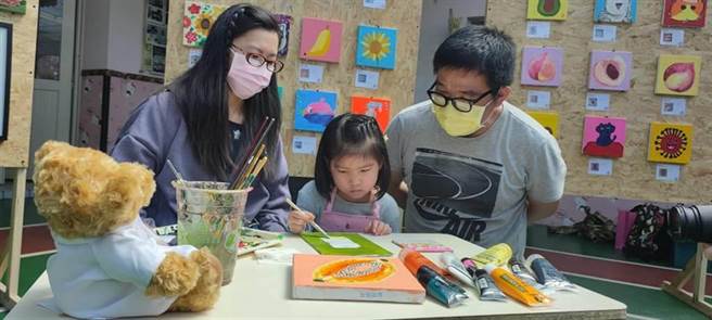 腦癌小天使潘盈希（中）去年10月確診罹患腦癌，家人不放棄希望持續就醫。(本報資料照片)