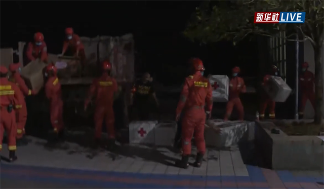 四川1日发生6.1级地震已造成4人死亡、41人受伤，当地救援工作加紧进行中。（新华社）