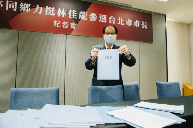 旅北云林同乡会2日召开记者会挺无任所大使林佳龙参选台北市长，并写了「给蔡英文总统的一封信」，大讚林是「最接地气的交通部长」，前理事长陈义雄（见图）呼吁蔡徵召林，并称已将部分连署书送到民进党党部。(郭吉铨摄)