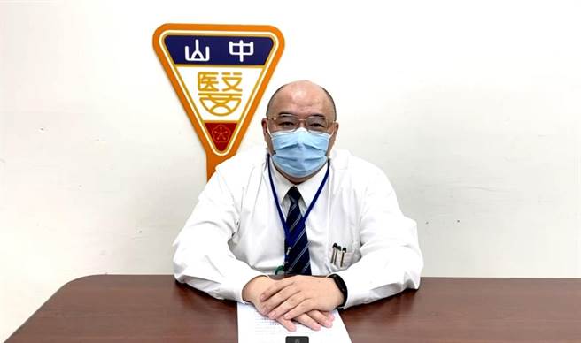 中山醫學大學附設醫院醫管部副院長黃文駿說，確診者持續增加，專責病房得依原房型恢復多人一室。（中山附醫提供／張妍溱台中傳真）