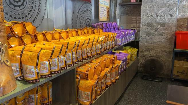 國旅振興補助提前7／15實施，台東伴手禮王姓業者說，至少帶動民眾出門旅遊意願。（蔡旻妤攝）